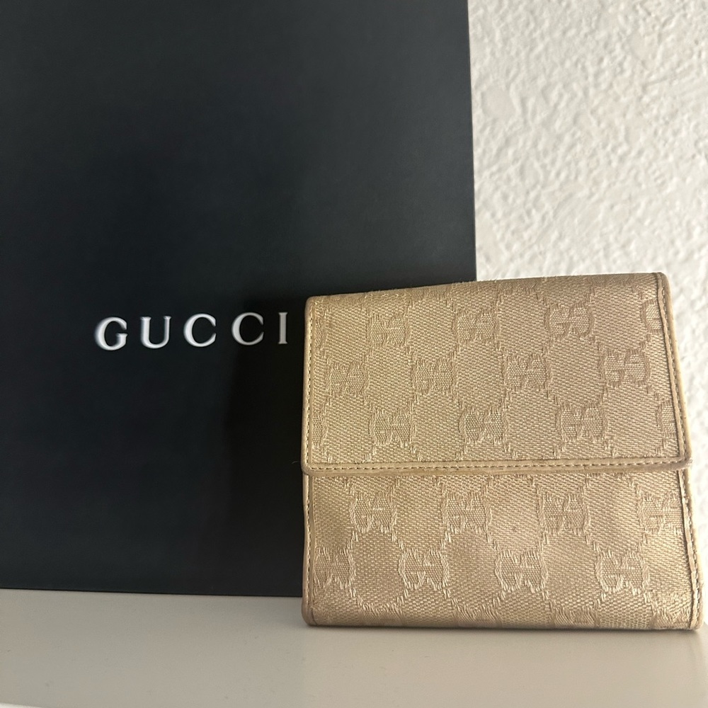BEIGE GUCCI WALLET